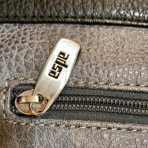 🌟Adsa Large, Gray Leather Satchel Style Handbag. Crossbody adjustable strap. - Picture 10 of 10